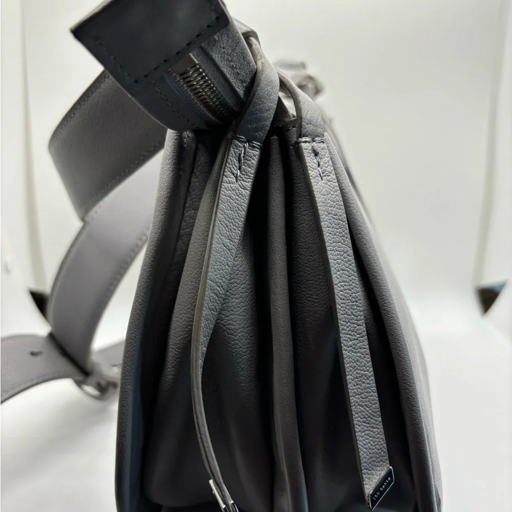 HEATHERR CURVED LEATHER CROSSBODY BAG❗️- SOLD TO WANDAHUGGINS66 - Picture 3 of 16
